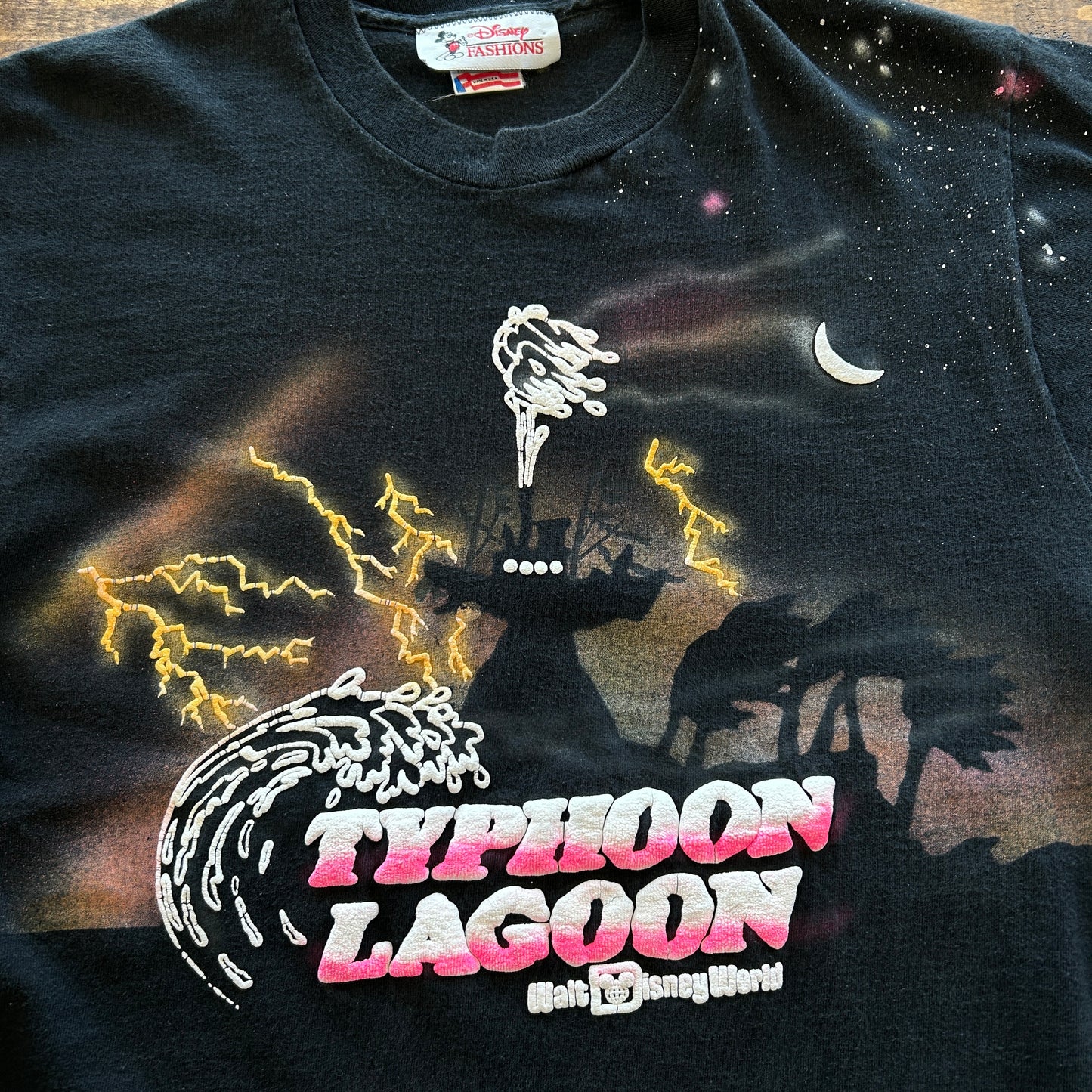 90's Disney Fashions "タイフーンラグーン"オールオーバープリント tシャツ 黒(L)/A7283T-SO