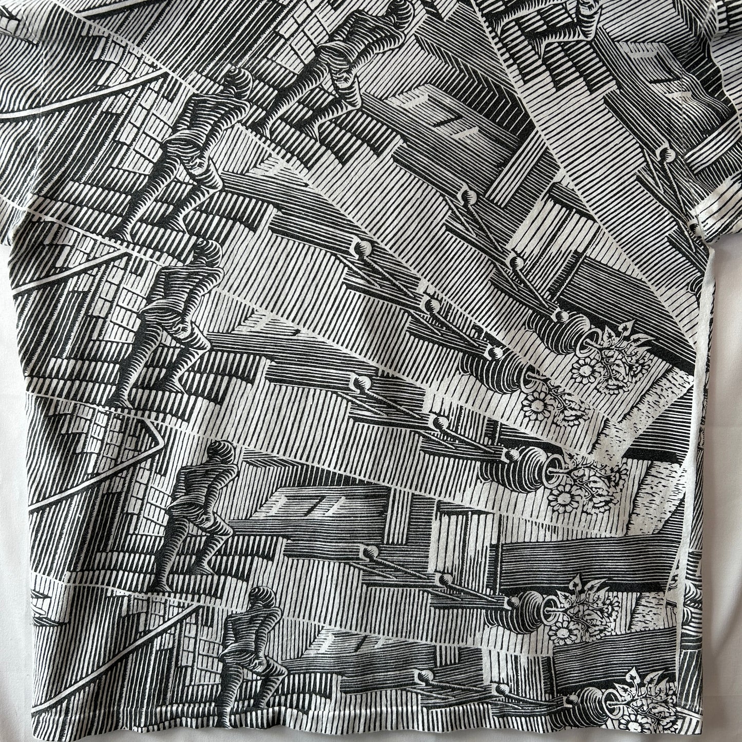 90's M.C.Escher エッシャー "相対性” アートTシャツ 総柄 ANDAZIA(XL)/C0971T-SO