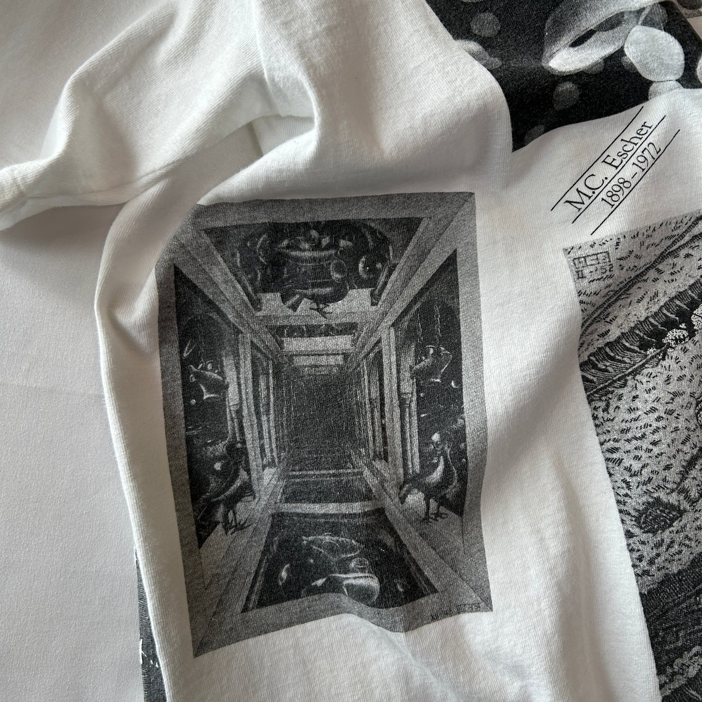 90's M.C.Escher エッシャー アートマルチプリントTシャツ ホワイト ANDAZIA (L)/C1067T-SO