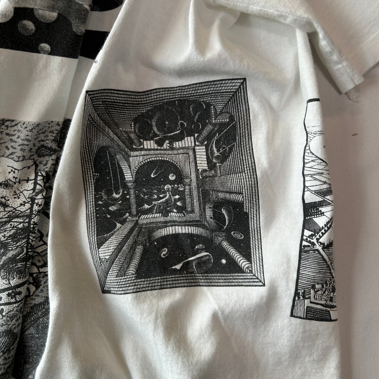 90's M.C.Escher エッシャー アートマルチプリントTシャツ ホワイト ANDAZIA (L)/C1067T-SO