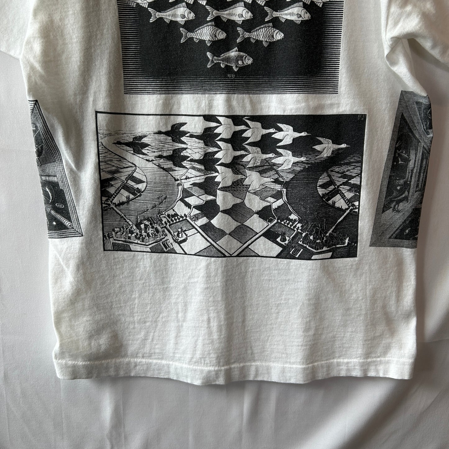 90's M.C.Escher エッシャー アートマルチプリントTシャツ ホワイト ANDAZIA (L)/C1067T-SO