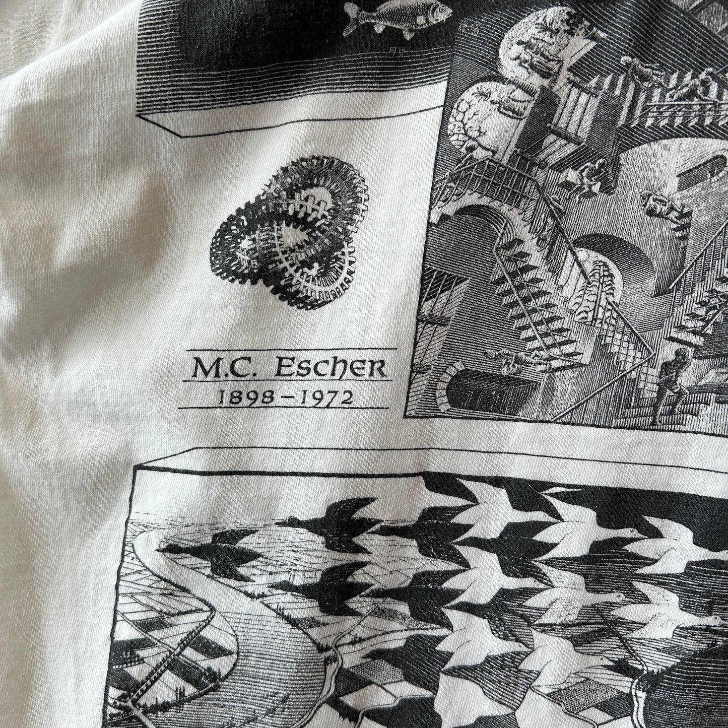 90's M.C.Escher エッシャー アートマルチプリントTシャツ ホワイト ANDAZIA(XL)/C1066T-SO