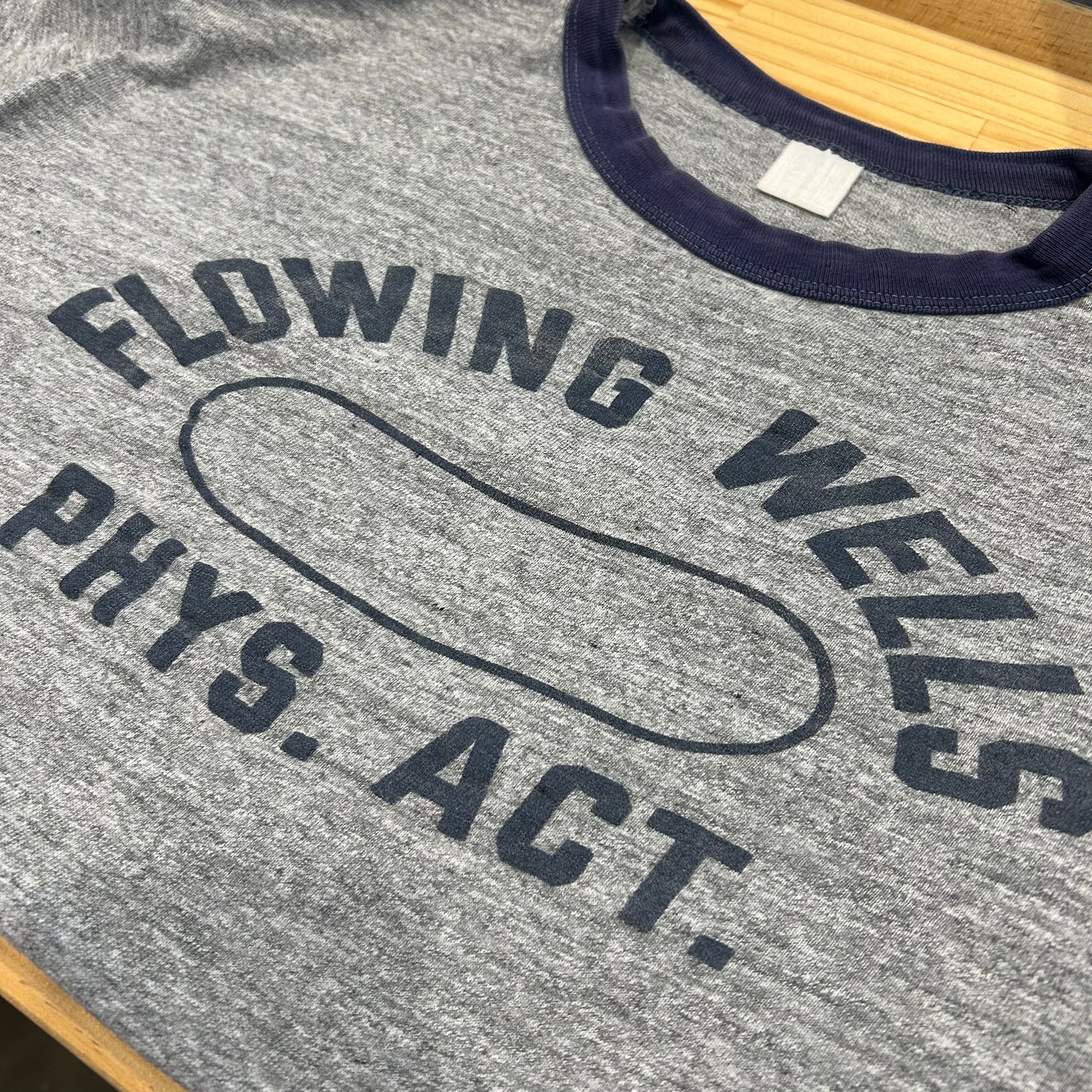"FLOWING WELLS PHYS. ACT." カレッジ Tシャツ グレー (不明)/A7206