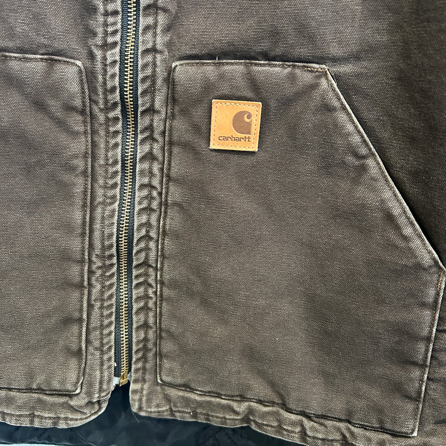 Carhartt カーハート ダックベスト V02 DKB ワークベスト ダークブラウン(M)/C0419V-SO