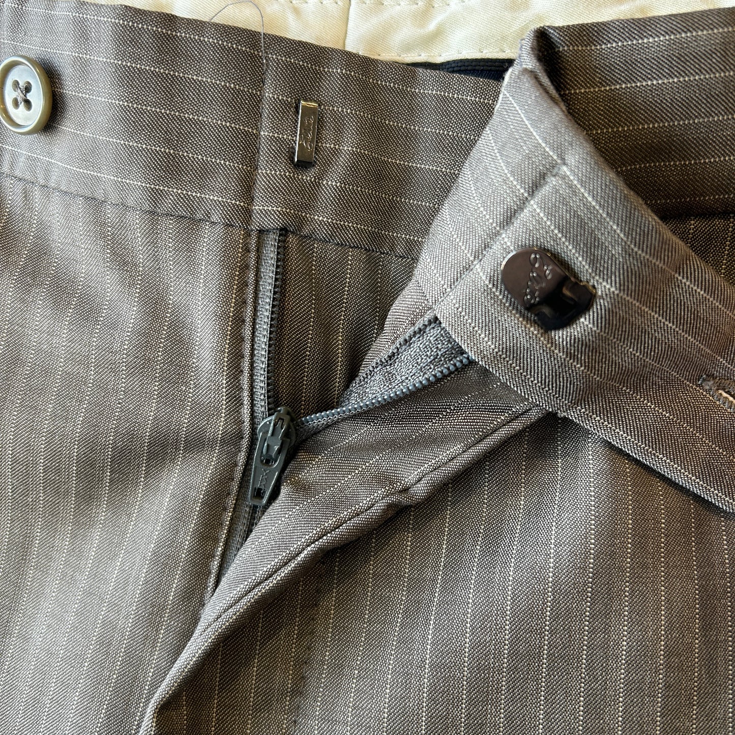 Hart Schaffner Marx ハート・シャフナー・マルクス ２タック ストライプスラックス グレー/B2424P-SO