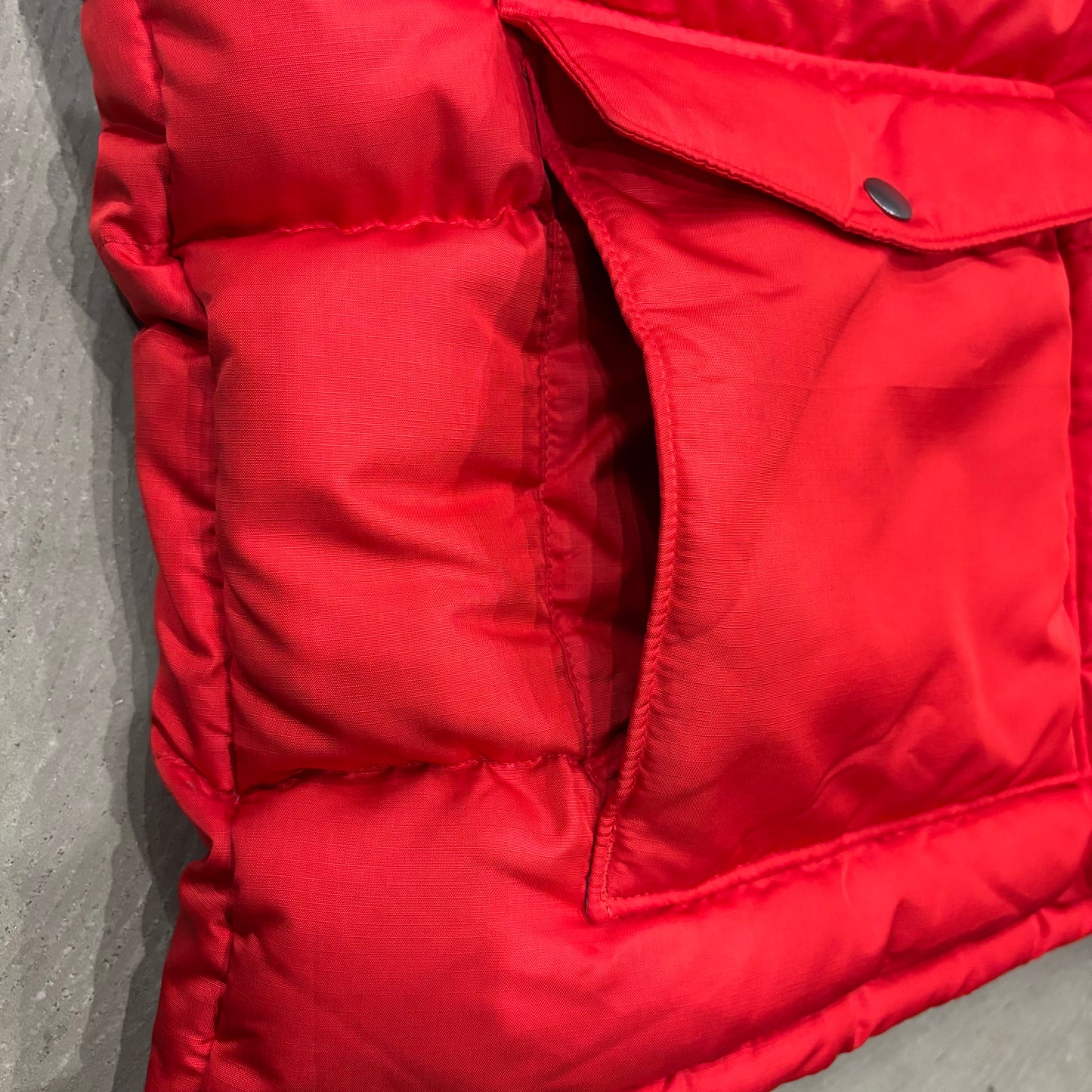 2011 (FA11) Patagonia パタゴニア スリングショット・ダウンベスト レッド × チャコール (XXL)/A9292V-SO