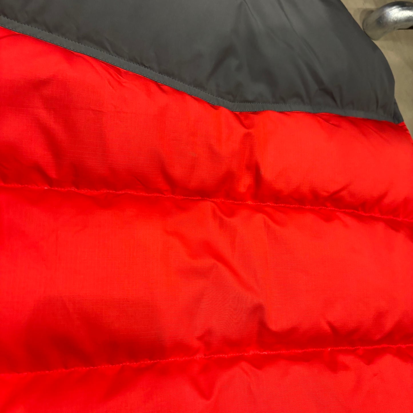 2011 (FA11) Patagonia パタゴニア スリングショット・ダウンベスト レッド × チャコール (XXL)/A9292V-SO