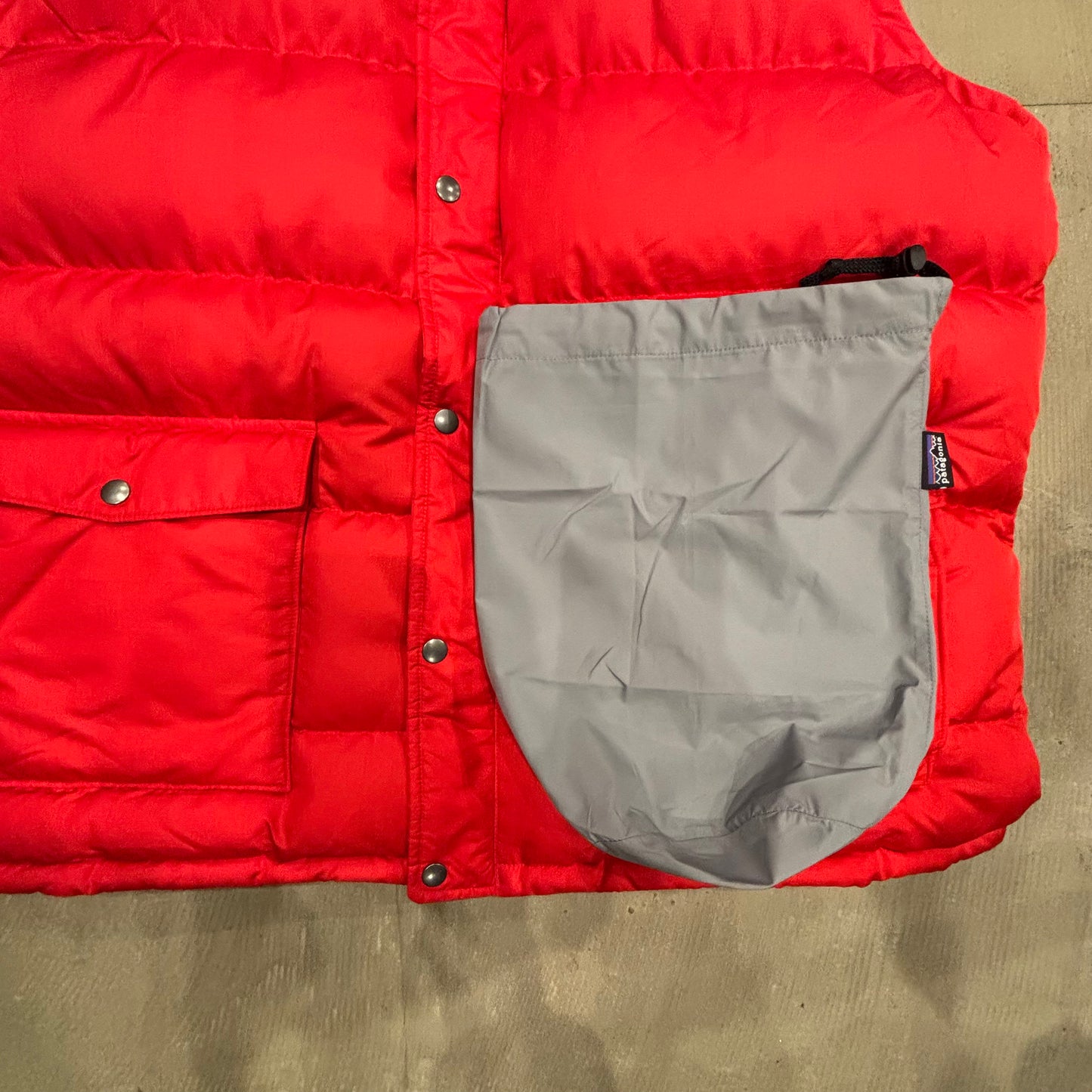 2011 (FA11) Patagonia パタゴニア スリングショット・ダウンベスト レッド × チャコール (XXL)/A9292V-SO